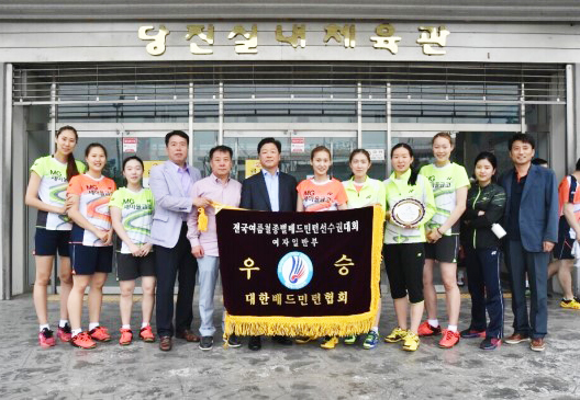 △MG새마을금고 배드민턴단 여자부가 우승 후 기념촬영을 하고 있다./사진제공=새마을금고중앙회