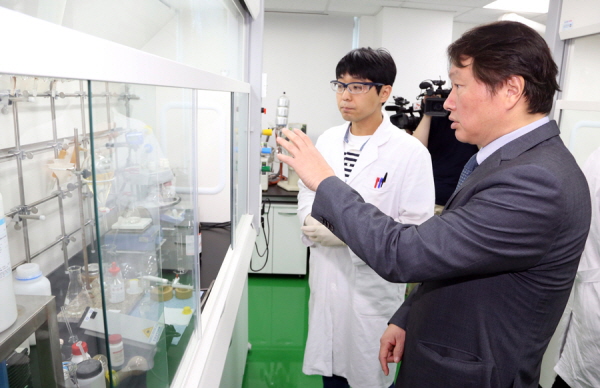 △ 최태원 SK그룹 회장이 8일 SK바이오팜 생명과학연구원을 방문하고 있다.