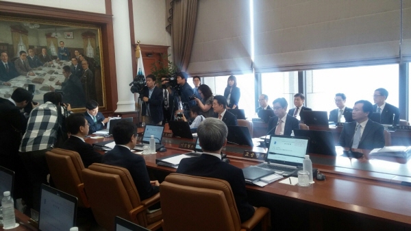 한국은행 금융통화위원회는 9일 정례회의를 열고 6월 기준금리를 현재 연 1.50%에서 연 1.25%로 0.25%포인트 내리기로 결정했다.