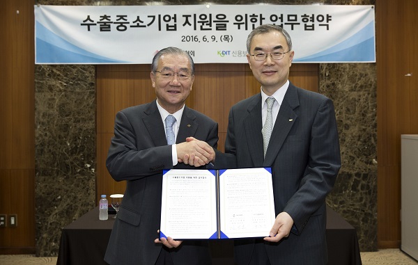 △김인호 한국무역협회 회장(왼쪽)과 서근우 신용보증기금 이사장이 협약식 후 기념촬영을 하고 있다./사진제공=신용보증기금