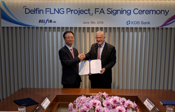 △ 임맹호 산업은행 PF본부장(사진 왼쪽)과 프레디릭 존스 미국 델핀 LNG사 회장이 9일 서울 여의도 산은 별관에서 PF금융자문계약을 체결하고 기념사진을 찍고 있다. / 사진 = 산업은행