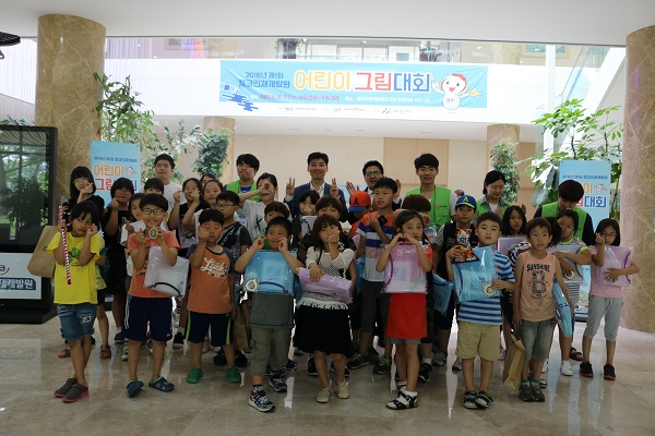 △제1회 캠코 인재개발원 어린이 그림대회 참가 학생들이 기념촬영을 하고있다./사진제공=캠코