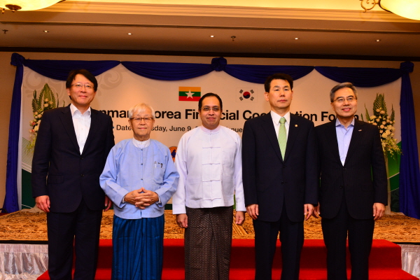 △ 9일 미얀마 양곤 세도나 호텔에서 개최된 '한-미얀마 금융협력포럼' 참석자들이 기념촬영을 하고 있다. 오른쪽부터 하영구 은행연합회 회장, 정은보 금융위원회 부위원장, 셋 아웅 미얀마중앙은행 부총재, 세인 마웅 미얀마은행협회 부회장, 신성환 금융연구원 원장. / 사진= 은행연합회