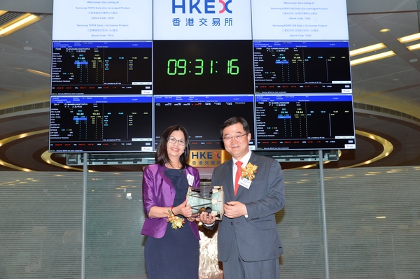 삼성자산운용 구성훈 대표(오른쪽)는 6월 13일 홍콩증권감독 위원회(SFC) 줄리아 렁 투자상품부 총괄대표와 상장식을 마치고 기념품을 교환하고 있다./제공=삼성자산운용