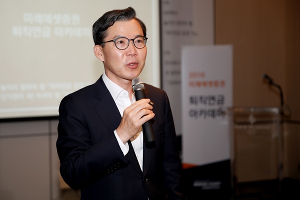 10일 서울 광화문에 위치한 포시즌스호텔 6층 아라룸에서 열린 ‘퇴직연금 아카데미’에서 조웅기 미래에셋증권 사장이 인사말을 하고 있다.