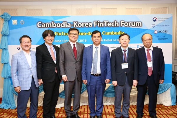 13일 캄보디아 현지에서 열린 '핀테크 데모데이 in 캄보디아'에서 한국-캄보디아 양국 내빈이 기념촬영을 하고 있다. 왼쪽부터 금융발전심의위원회 성대규 위원, 핀테크지원센터 정유신 센터장, 금융위원회 김학균 상임위원, 캄보디아 머이완 재무부 차관보, KOTRA 전미호 캄보디아 무역관장, 최동현 캄보디아 중앙은행 박사./사진제공=핀테크지원센터