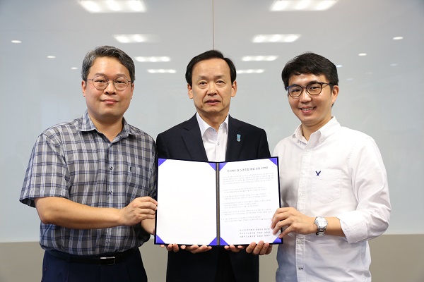 △유준상 하나카드노조위원장(왼쪽)과 정수진 하나카드 사장(가운데), 정종우 외환카드노조위원장이 기념촬영을 하고있다./사진제공=하나카드