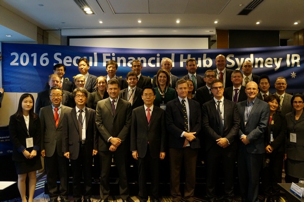 14일 호주 시드니서 열린 2016년 상반기 서울 금융중심지 IR에서 서태종 금융감독원 수석부원장(앞줄 왼쪽 다섯번째) 등 참석자들이 기념촬영을 하고 있다./제공=금융감독원
