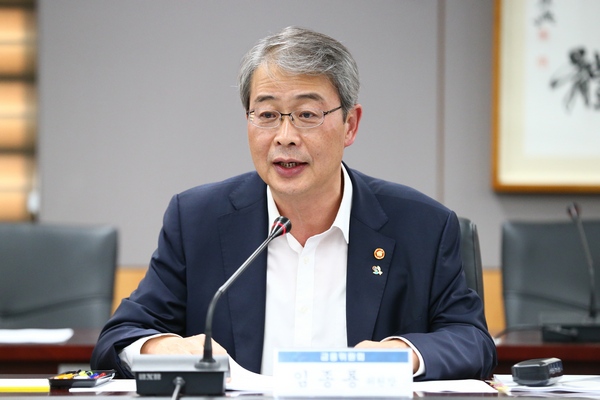 △임종룡 금융위원장은 14일 정부서울청사 금융위 대회의실에서 금융소비자 자문패널 회의를 열고 금융소비자보호법 입법 관련 각계 전문가의 의견을 들었다./사진제공=금융위원회