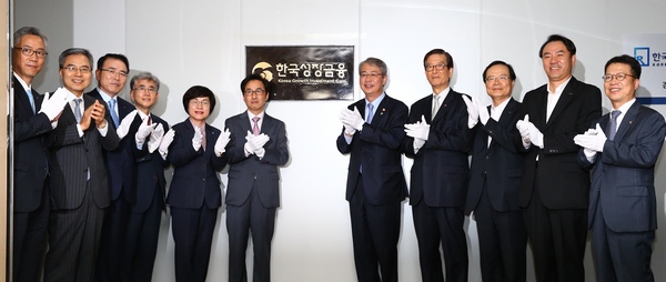 △4조6000억원 규모 중소·벤처기업 투자금인 성장사다리펀드 운용사인 한국성장금융투자운용(이하 한국성장금융)이 공식 출범했다. 그동안 사무국 형태로 존재하던 성장사다리펀드 운용조직의 법인화가 이뤄지면서 투자의 전문성과 영속성을 확보하게 됐다. 왼쪽부터 김철배 금투협 전무, 하영구 은행권 청년창업재단 이사장, 조용병 신한은행장, 민병현 금감원 부원장보, 권선주 IBK기업은행장, 이동춘 한국성장금융 대표이사, 임종룡 금융위원장, 이동걸 KDB산업은행 회장, 최경수 한국거래소 이사장, 유재훈 예탁결제원 사장, 정지원 증권금융 사장./사진제공=금융위원회