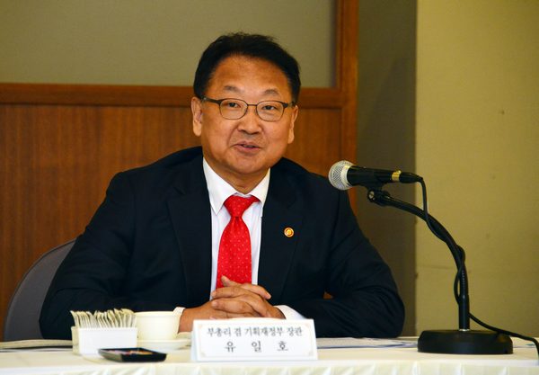 △유일호 경제부총리 겸 기획재정부 장관이 17일 오전 서울 중구 프레스센터에서 열린 주요연구기관장과 조찬간담회에서 모두발언을 하고 있다./사진제공=기획재정부