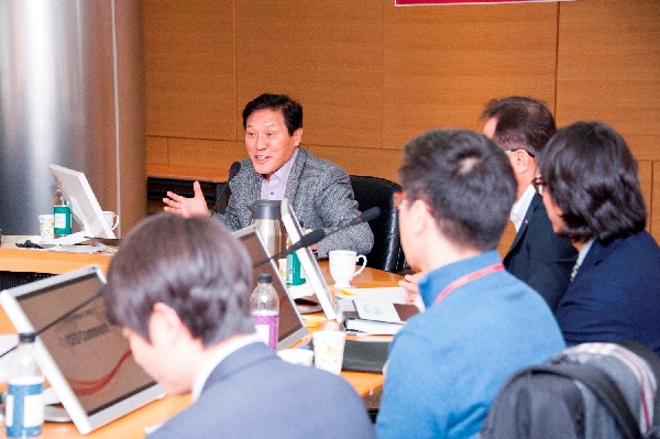 SK네트웍스 문종훈 사장이 해외지역전문가 연수생들을 격려하고 있다.