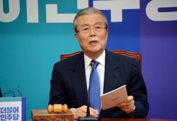 △김종인 더불어민주당 비상대책위원회 대표는 17일 국회에서 열린 비대위 회의에 참석해 모두발언을 하고 있다./사진제공=더불어민주당