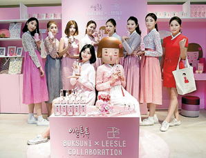 ▲ 하이트진로의 복숭아 맛 탄산주 이슬톡톡이 2030대 여성들을 중심으로 인기 고공행진을 이어가고 있다.