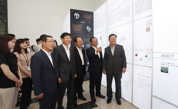 20일 오전 한화 계열사 대표이사들과 임직원들이 한화그룹과 사보의 역사를 담은 전시물을 둘러보고 있다. 사진 오른쪽 부터 한화케미칼 김창범 대표, ㈜한화/무역 박재홍 대표, ㈜한화/화약 최양수 대표, ㈜한화/기계 김연철 대표, ㈜한화 김성일 전무.