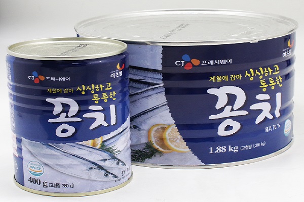 CJ프레시웨이가 출시한 새 PB상품인 '제철에 잡아 싱싱하고 통통한 이츠웰 꽁치'.