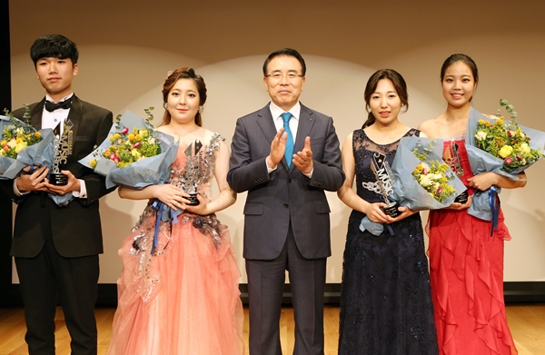 △(왼쪽부터)노희성 피아노 부문 수상자, 문지현 성악 부문 수상자, 신한은행 조용병 은행장, 이하영 첼로부문 수상자, 서유민 바이올린 부문 수상자/사진제공=신한은행