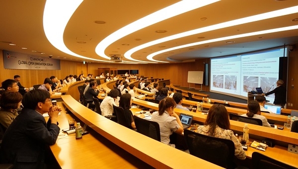 21일 서울 CJ인재원에서 열린 CJ헬스케어의 ‘글로벌 Open Innovation Forum'에서 벤처사가 프리젠테이션을 하고 있다.