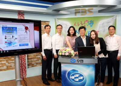 권재철 수협은행 부행장(가운데)은 20일 서울 송파구 소재 본사에서 지난 4월 1일부터 5월 31일까지 2개월간 고객 사은행사로 진행된 '사랑海 천사(1004)이벤트' 경품 추첨을 실시했다. / 사진=수협은행