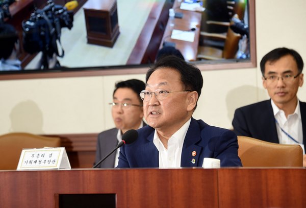 △유일호 경제부총리 겸 기획재정부 장관은 22일 광화문 서울청사에서 열린 '제9차 경제관계장관회의'에 참석해 모두발언을 하고 있다./사진제공=기획재정부