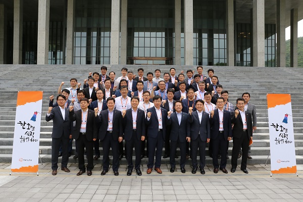 한화디펜스 임원 및 팀장급 44명은 6월23일부터 24일까지 이틀동안 경기도 가평에 위치한 한화인재경영원에 입소해 한화그룹의 문화 및 핵심가치를 공유하는 밸류과정을 진행한다.