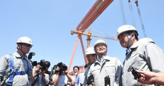 △유일호 부총리 겸 기획재정부 장관은 24일 현대중공업 울산 조선소를 방문해 선박 건조 현장 등을 돌아보고 “조선·철강 등 주력산업에 암운이 드리우고 있어 변화하지 않으면 미래가 없다”며 “기업과 채권단, 노조 등이 자구노력을 하는 가운데 정부도 구조조정에 따른 고용 불안과 지역 경제 위축을 막기 위해 정책 수단을 총동원하겠다”고 밝혔다./사진제공=기획재정부