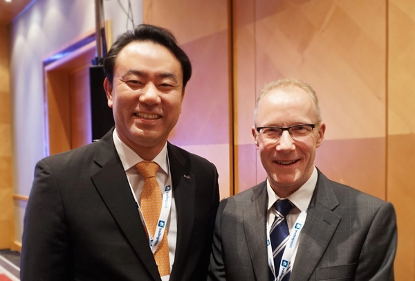 유재훈 한국예탁결제원 사장(사진 왼쪽)과 케빈 맥너티(Kevin McNulty) ISLA CEO가 기념사진을 찍고 있다./제공=한국예탁결제원