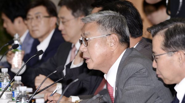 황영기 금융투자협회 회장이 27일 열린 증권사 사장단 회의에서 모두 발언을 하고 있다./제공=금융투자협회