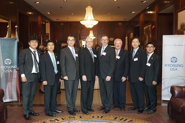 효성은 24일(현지시각) 앨라배마주 헌츠빌에서 6∙25 참전용사와 참전용사 가족에 대한 기념 행사를 진행했다. 왼쪽 세 번째는 효성USA 이종복 상무, 왼쪽 네 번째는 효성USA 테리 스와너 법인장. 효성 제공