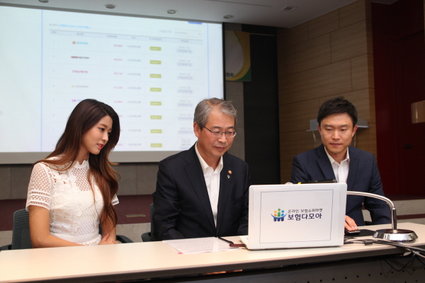 △사진설명:임종룡 금융위원회 위원장(가운데)이 27일 보험다모아 자동차보험료 비교 시스템을 시연하고 있다/사진제공=금융위