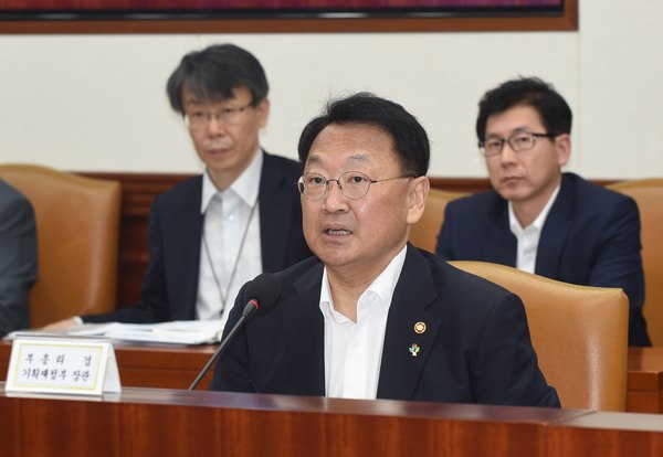 △유일호 부총리 겸 기획재정부 장관은 27일 서울시 프레지던트호텔에서 가진 언론사 20곳 경제부장단과의 오찬간담회에서 모두발언을 하고 있다./사진제공=기획재정부