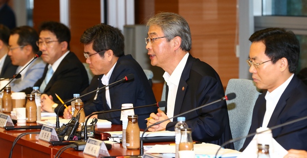 △1일 임종룡 금융위원장이 제5차 금융개혁추진위원회 회의가 열린 서울 종로구 효자로 금융감독원 연수원에서 모두 발언을 하고 있다./사진제공=금융위원회