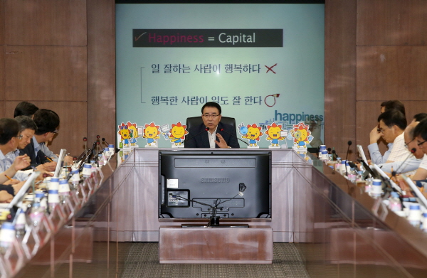 조용병 신한은행장이 1일 서울 신한은행 본점에서 임원, 본부장 등 100여명이 모인 자리에서 '2016 하반기 임본부장 워크샵'을 주재하고 있다. / 사진자료= 신한은행