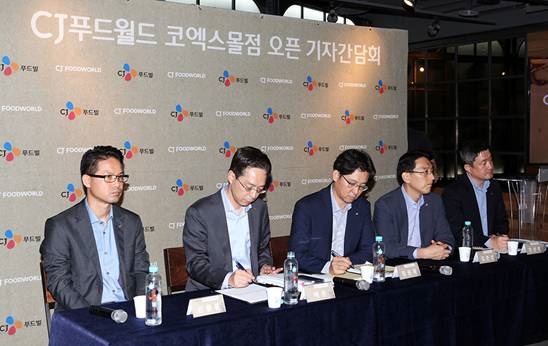 (왼쪽부터) 신종훈 글로벌사업본부장·배은 경영지원실장·정문목 대표이사·김준성 경영전략실장·전상욱 컨세션본부장이 4일 CJ푸드월드 코엑스몰점에서 열린 기자간담회에 참여해 질의 응답 시간을 가지고 있다.