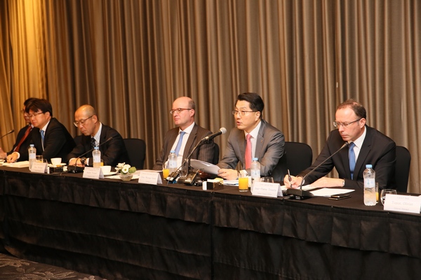 △진웅섭 금감원장은 5일 서울 여의도 콘래드호텔에서 15개 외국계 금융사 최고경영자(CEO)들이 참석한 조찬간담회에서 외국계 금융사들도 브렉시트 영향을 최소화하는 데 적극 참여해달라고 당부했다./사진제공=금융감독원