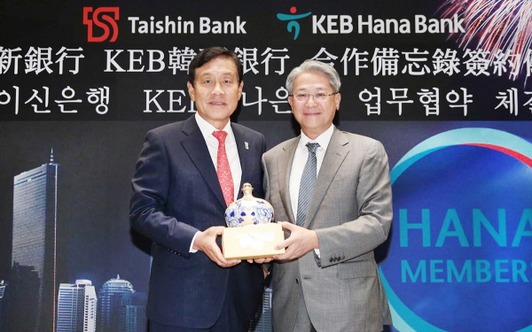 하나금융그룹은 하나멤버스의 500만 회원 돌파를 계기로 4일 타이베이시 타이신금융그룹 본사에서 대만 주요 민영은행인 타이신국제상업은행과 전략적 업무제휴를 맺었다. 김정태 하나금융그룹 회장(사진 왼쪽)과 우동량 타이신금융그룹 회장(사진 오른쪽).