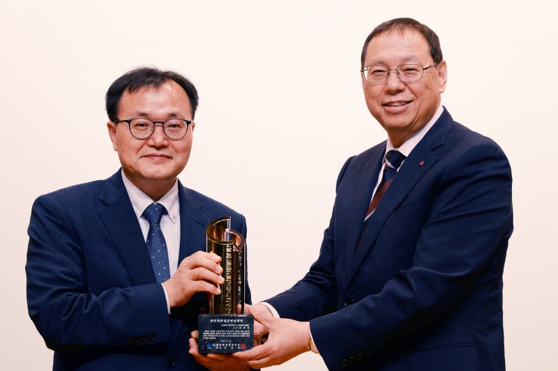 이상복 한국품질경영학회 회장(좌)이 5일 LG트윈타원에서 조성진 LG전자 대표이사에게 '2016 글로벌 품질경영인 대상'을 수여하고 있다