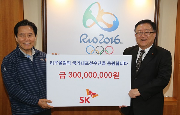 SK그룹 김영태 부회장(오른쪽)이 4일 오후 서울 노원구 태릉선수촌을 방문해 최종삼 태릉선수촌장에게 격려금 3억 원을 전달하고 있다.