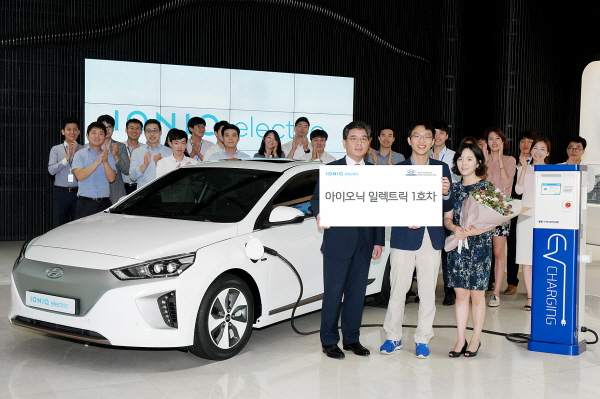 현대차, 아이오닉 일렉트릭 1호차 전달