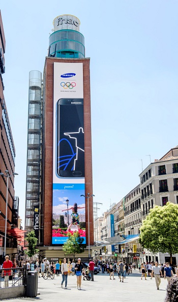 삼성전자가 스페인 마드리드 까야오 광장에 가로 6m, 세로 37m의 초대형 LED 옥외 전광판을 설치했다.