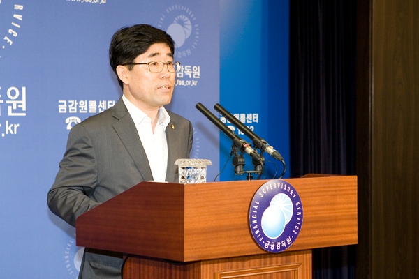 △김영기 금융감독원 부원장보가 11일 여의도 금융감독원 3층 브리핑실에서 '금융거래 서식 및 이용절차 합리화 추진방안'에 대해 발표하고 있다./사진제공=금융감독원