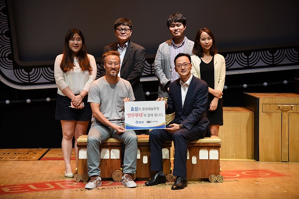 12일 대학로 TOM(티오엠) 극장에서 극단 연우무대 유인수 대표(앞줄 왼쪽), 효성 이정원 CSR담당 상무(앞줄 오른쪽)이 참석한 가운데 후원금 전달식을 진행했다.