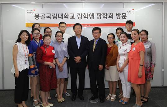 △최윤 (재)배정자학회 이사장(가운데)와 몽골 장학생들이 기념촬영을 하고 있다./사진제공=OK저축은행