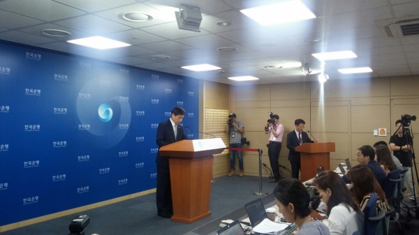 7월 금융통화위원회 직후 기자간담회에서 이주열 한은 총재 모습