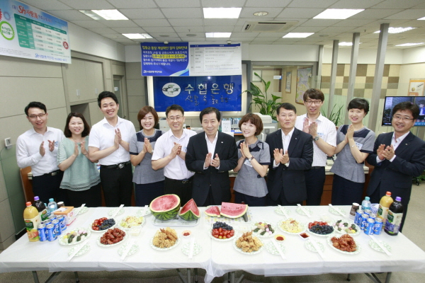 이원태 수협은행장(가운데)이 14일 직원들을 격려하기 위해 주안지점에 치킨을 전달했다. / 사진=Sh수협은행