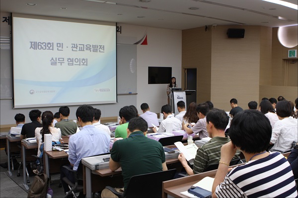 △캠코와 국가공무원인재개발원이 공동 개최한 ‘제63회 민·관교육발전 실무자협의회’에 교육훈련기관 실무자 100여 명이 참여하여 교육을 받고 있다./사진제공=캠코