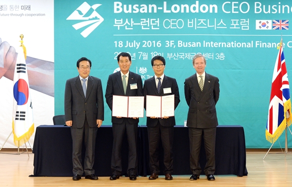 △(왼쪽부터)서병수 부산시장, 성세환 BNK금융그룹 회장, 천재원 엑센트리 대표, 제프리 마운트 에반스 런던금융시장/사진제공=부산은행