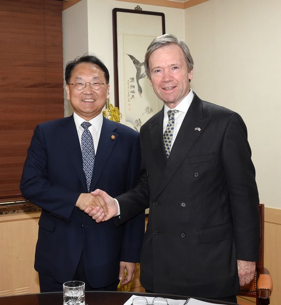 △유일호 부총리 겸 기획재정부 장관이 7월 18일 광화문 정부서울청사에서 제프리 마운트에반스 런던시티 시장과 면담에 앞서 악수하며 기념사진을 찍고 있다./사진제공=기획재정부