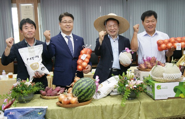 CJ프레시웨이 익산시, 황등농협, 여산농협은 20일 익산시청 상황실에서 익산시 농특산물 유통 활성화와 국가식품클러스터 연계 상생협력사업 발굴을 위한 업무협약(MOU)을 체결했다.