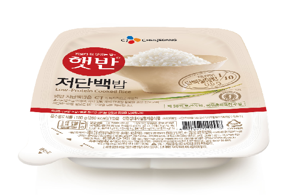 △ 2009년 10월 단백질 제한이 필요한 선천성 대사질환자를 위해 출시된‘햇반 저단백밥’.